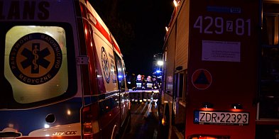 Dwie osoby zakleszczone po uderzeniu pojazdu w drzewo-16968
