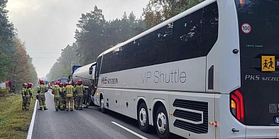 [DK 10] Autobus z dziećmi zderzył się z cysterną-17028