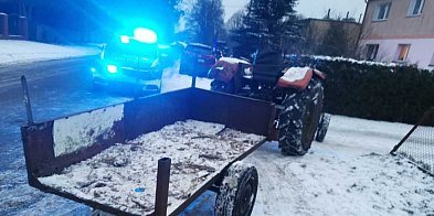 Niesprawnym ciągnikiem bez uprawnień ale z 3 promilami-17959