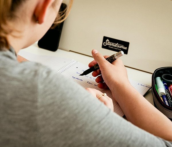 Obowiązkowe prace domowe wrócą do szkół? Polacy mówią jasno-16501