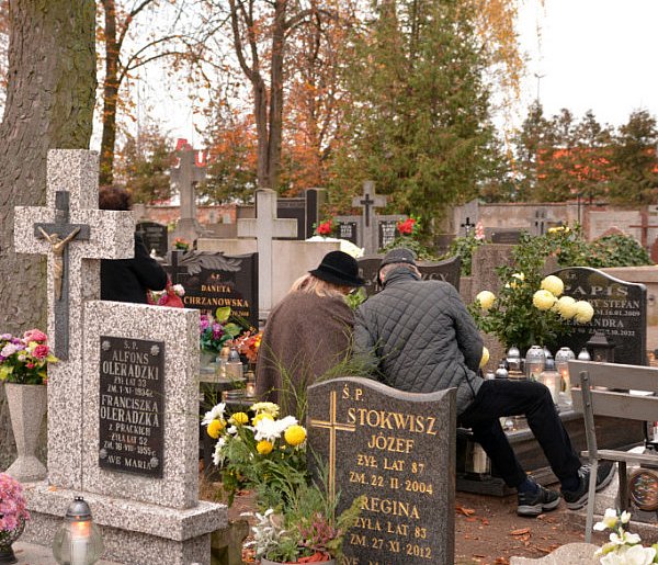 Savoir-vivre na 1 listopada. Jak się zachować podczas wizyty na cmentarzu?-17129