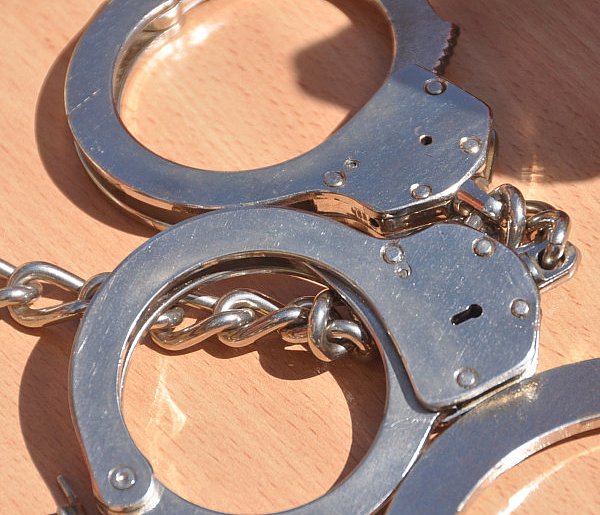 Obezwładniony, skuty kajdankami trafił przed sąd-17234