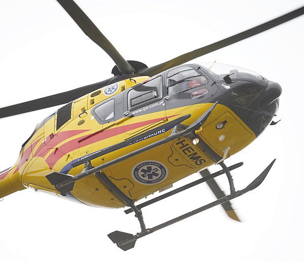 Po czołowym zderzeniu droga nr 151 jest zablokowana-17321