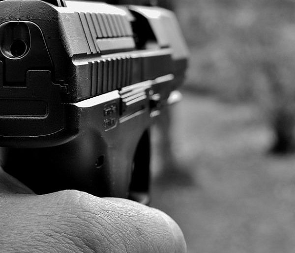 Sikał w miejscu niedozwolonym a potem strzelił z broni do człowiek-17670