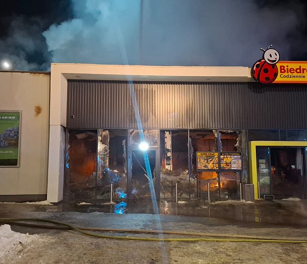 Zachodniopomorskie/ Ponad 100 strażaków dogasza pożar marketu w Polanowie-17965