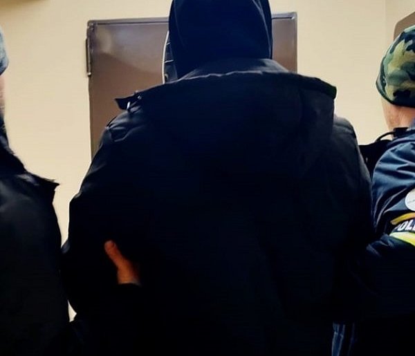 Atakował okradał i groził  nożem małoletnich-18025