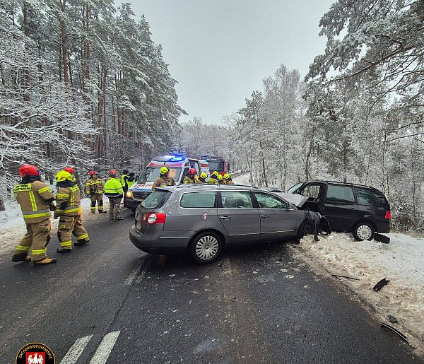 Czołowe zderzenie osobówek na DW 177