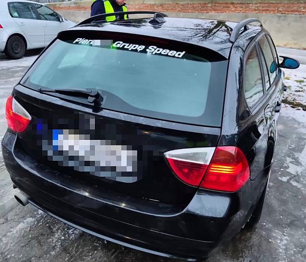 Wulgarny napis na szybie - policja nie miała litości