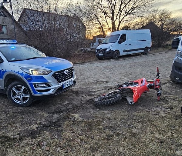 Policyjny pościg za 15 - latkiem zakończony zderzeniem z radiowozem