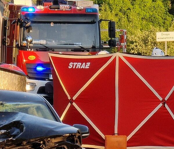 39-letni kierowca BMW zginął po uderzeniu w drzewo