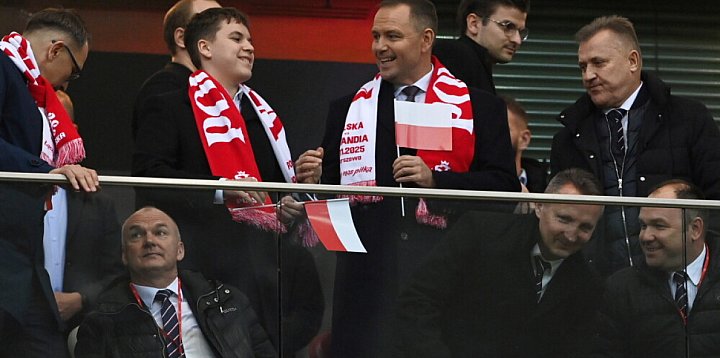 Policja prowadzi czynności ws. gróźb na portalu X skier-17287