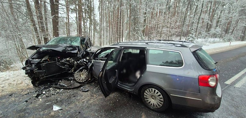 Czołowe zderzenie osobówek na DW 177