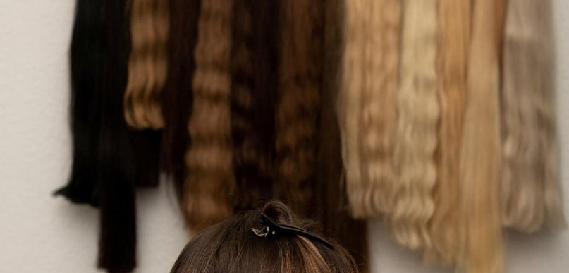 Jak dobrać perukę, która wygląda naturalnie i pasuje do Twojego stylu