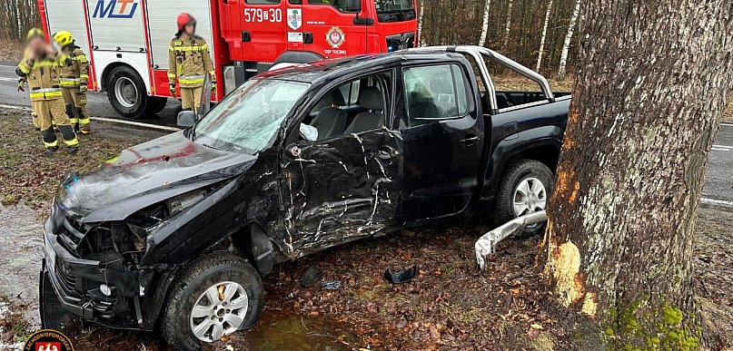 [DK 22] Pojazd uderzył w drzewo - jedna osoba poszkodowana