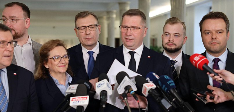 Czarnek o obniżce cen paliw: działania spóźnione o trzy tygodnie, przepisane z pro