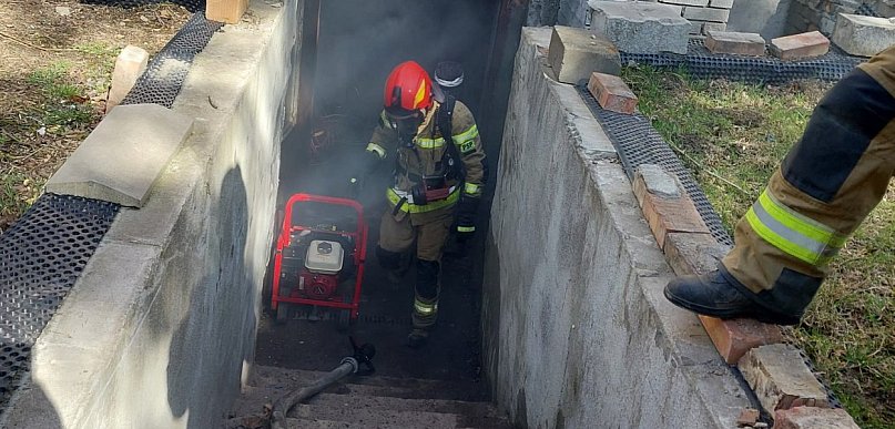 4 zastępy strażackie gasi pożar w Rzęśnicy