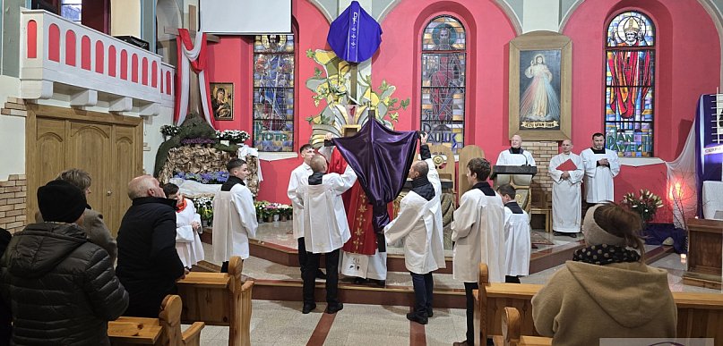 Abp Galbas w Wielki Piątek: świat jest w ręku Boga, a nie przypadku