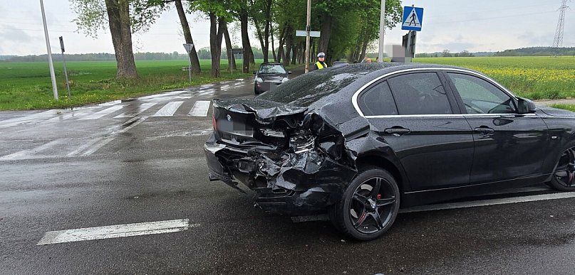 Deszcz problemem dla kierowców w regionie. Kolizje, dachowania i zdarzenia drogowe