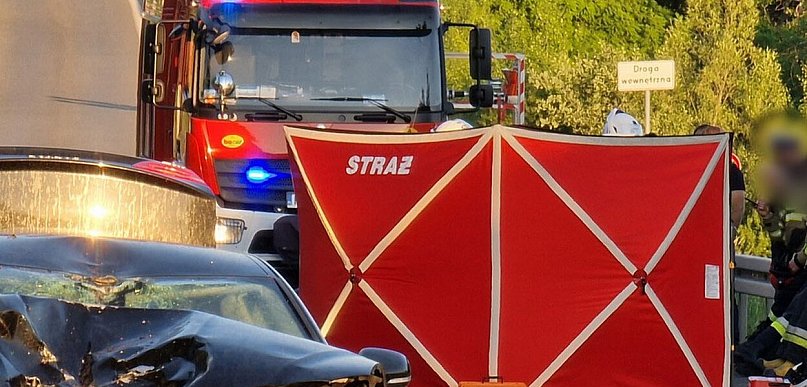 39-letni kierowca BMW zginął po uderzeniu w drzewo