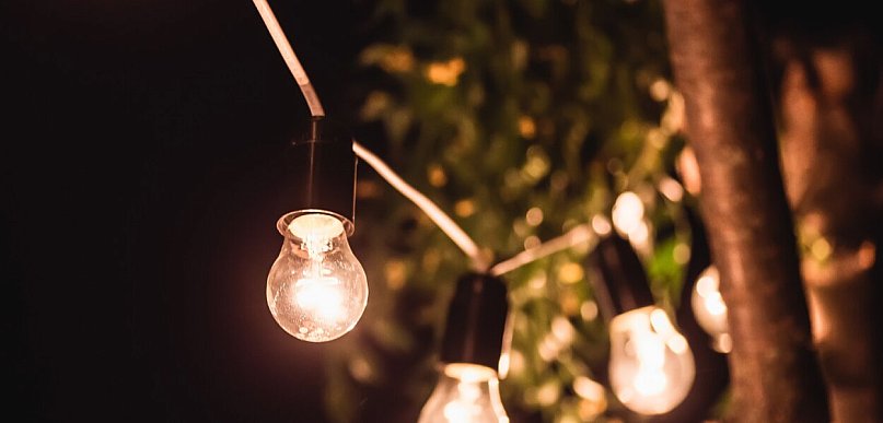 Ogród, który żyje po zmroku. Jak światłem wykreować magiczną przestrzeń do letnieg