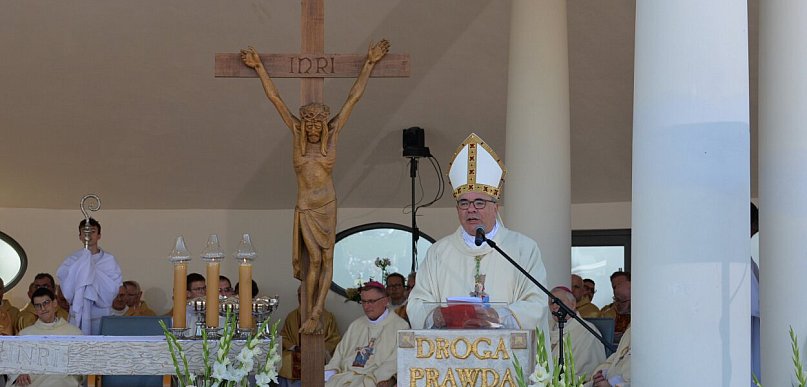 Nuncjusz apostolski: niezrozumienie mszy świętej prowadzi do „świętowania samych s