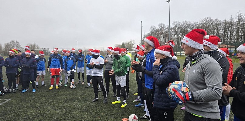 Mikołaje zagrali dla dzieci w nogę - 17559