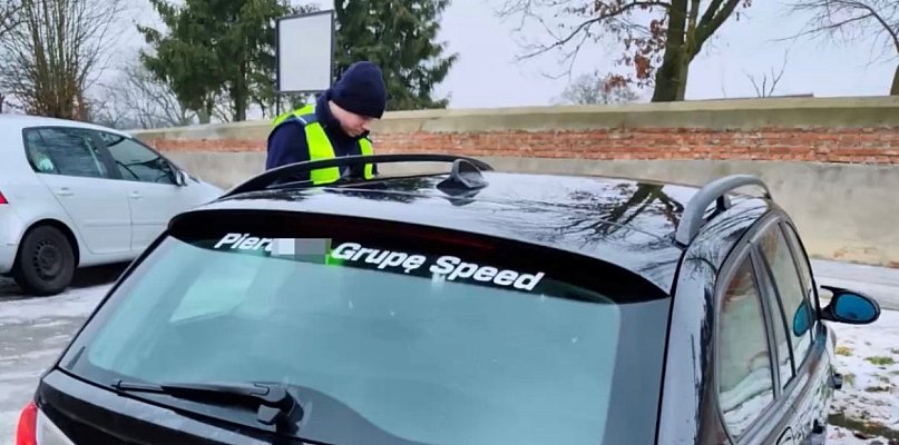 Wulgarny napis na szybie - policja nie miała litości