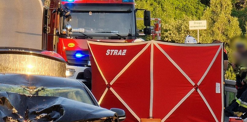 39-letni kierowca BMW zginął po uderzeniu w drzewo
