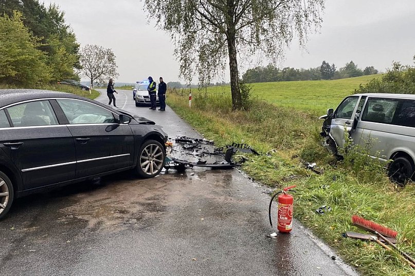 Bus zderzył się z osobówką