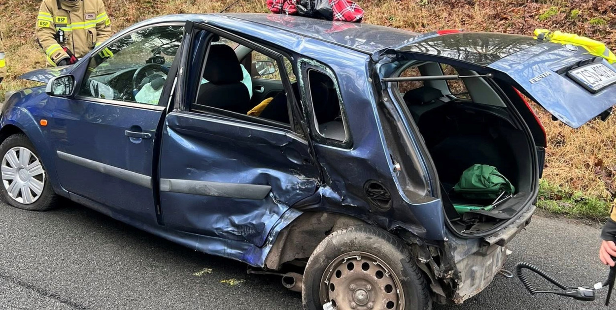 Zderzenie dwóch pojazdów - dwie osoby trafiły do szpitala