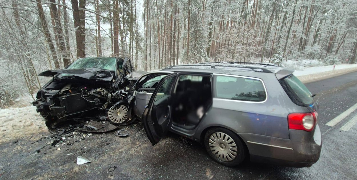 Czołowe zderzenie osobówek na DW 177