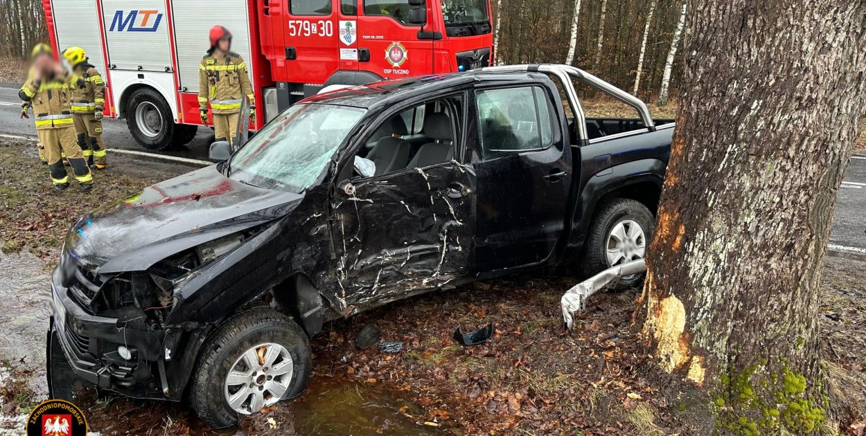 [DK 22] Pojazd uderzył w drzewo - jedna osoba poszkodowana