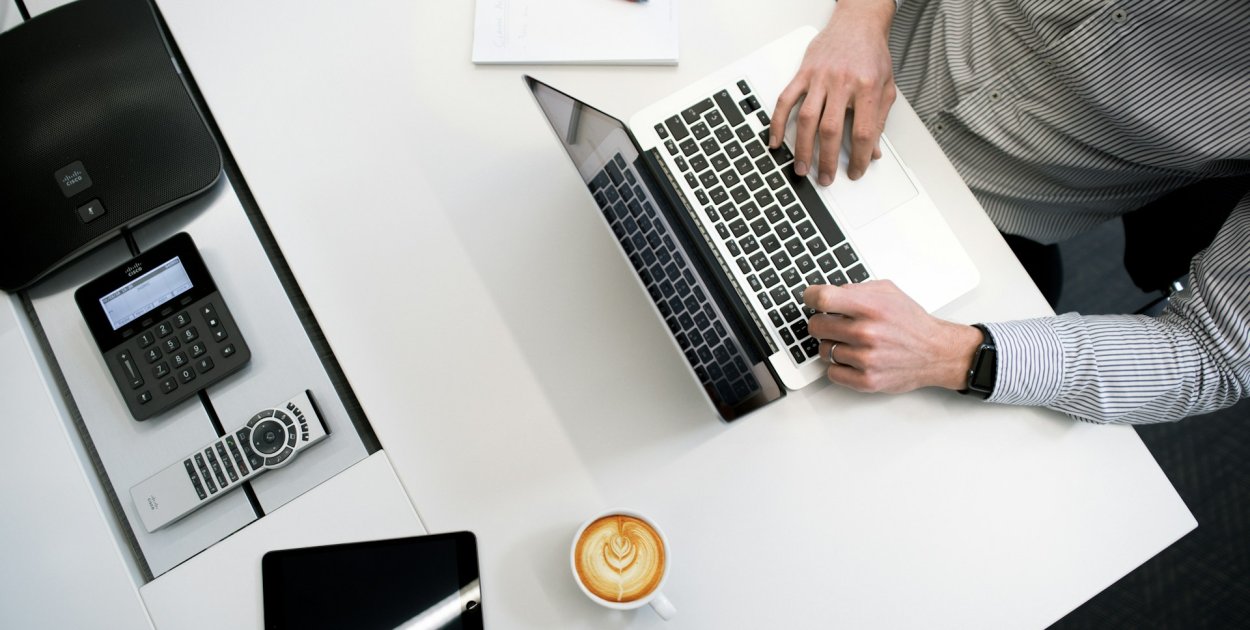 Szkolenie dla logistyka, które realnie podnosi kompetencje – sprawdź, co musi zawi