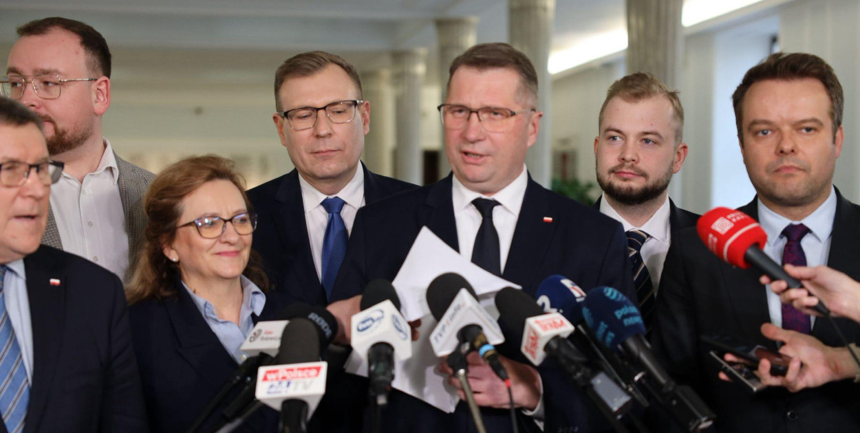 Czarnek o obniżce cen paliw: działania spóźnione o trzy tygodnie, przepisane z pro